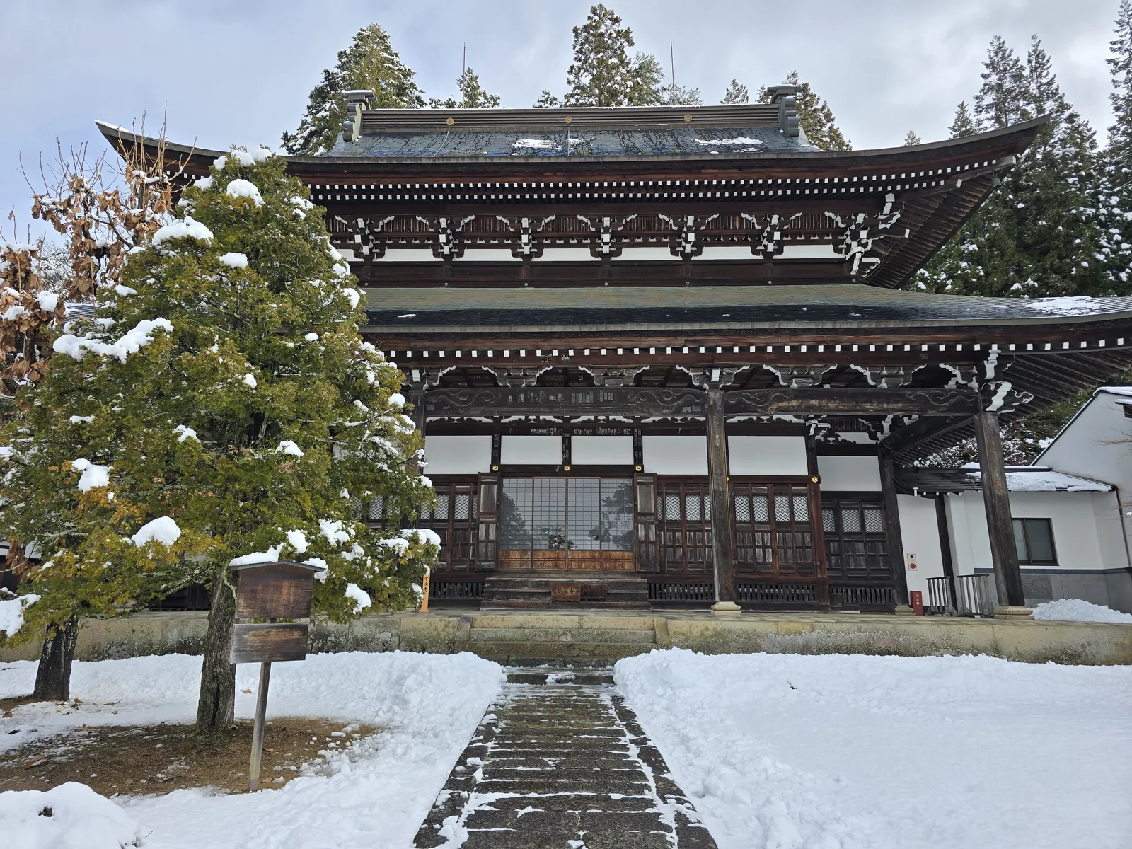 Temples japonais sous la neige